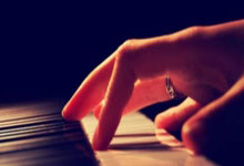 篮球职业赛事成为热门话题，球员表现备受关注